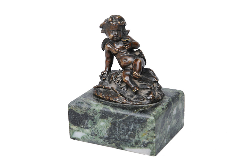 Kleine Bronze-Figur "Trinkender Amor"