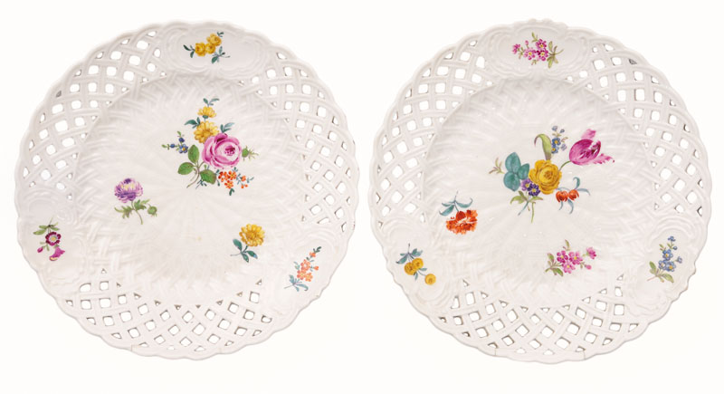 A pair of plates with flower painting