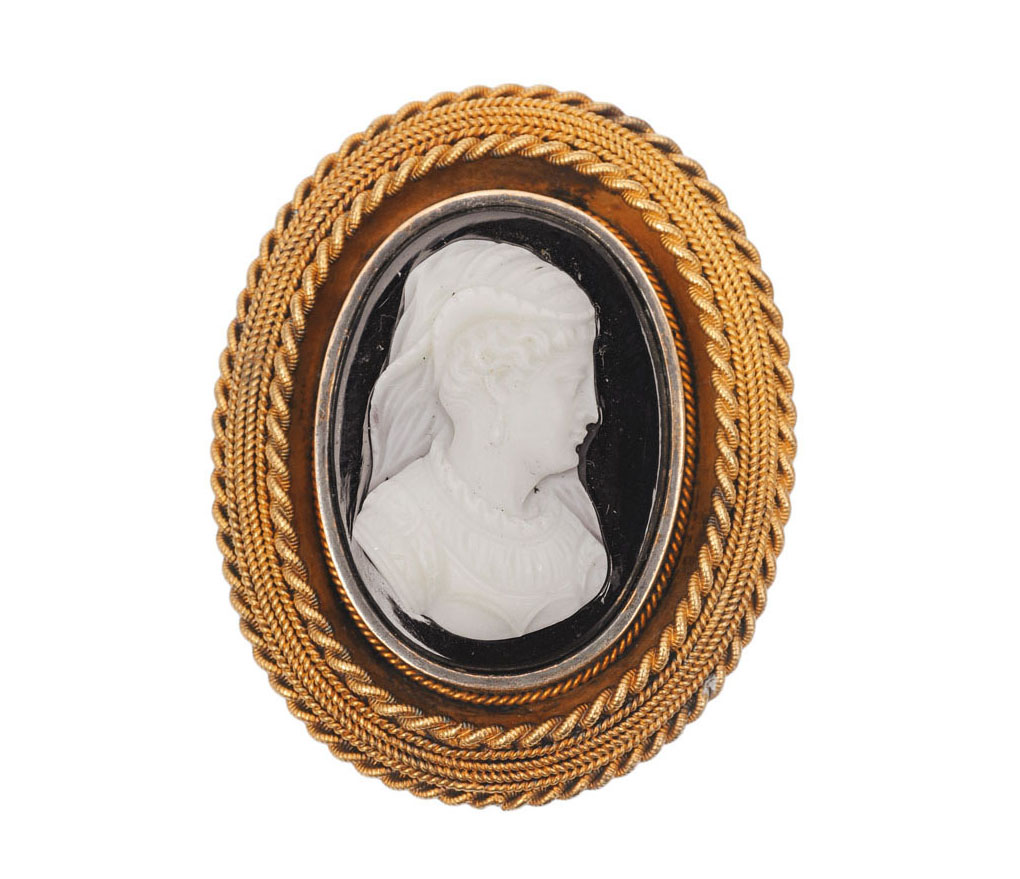A pair of cameo brooches with ladie's protraits
