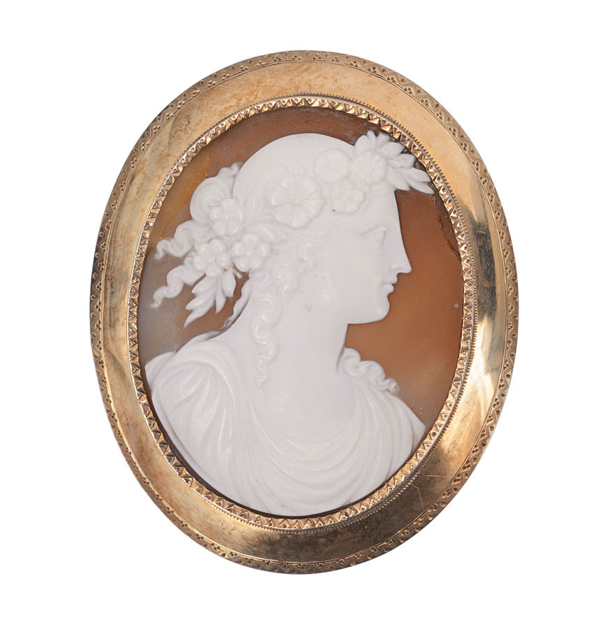 A pair of cameo brooches with ladie's protraits - image 2