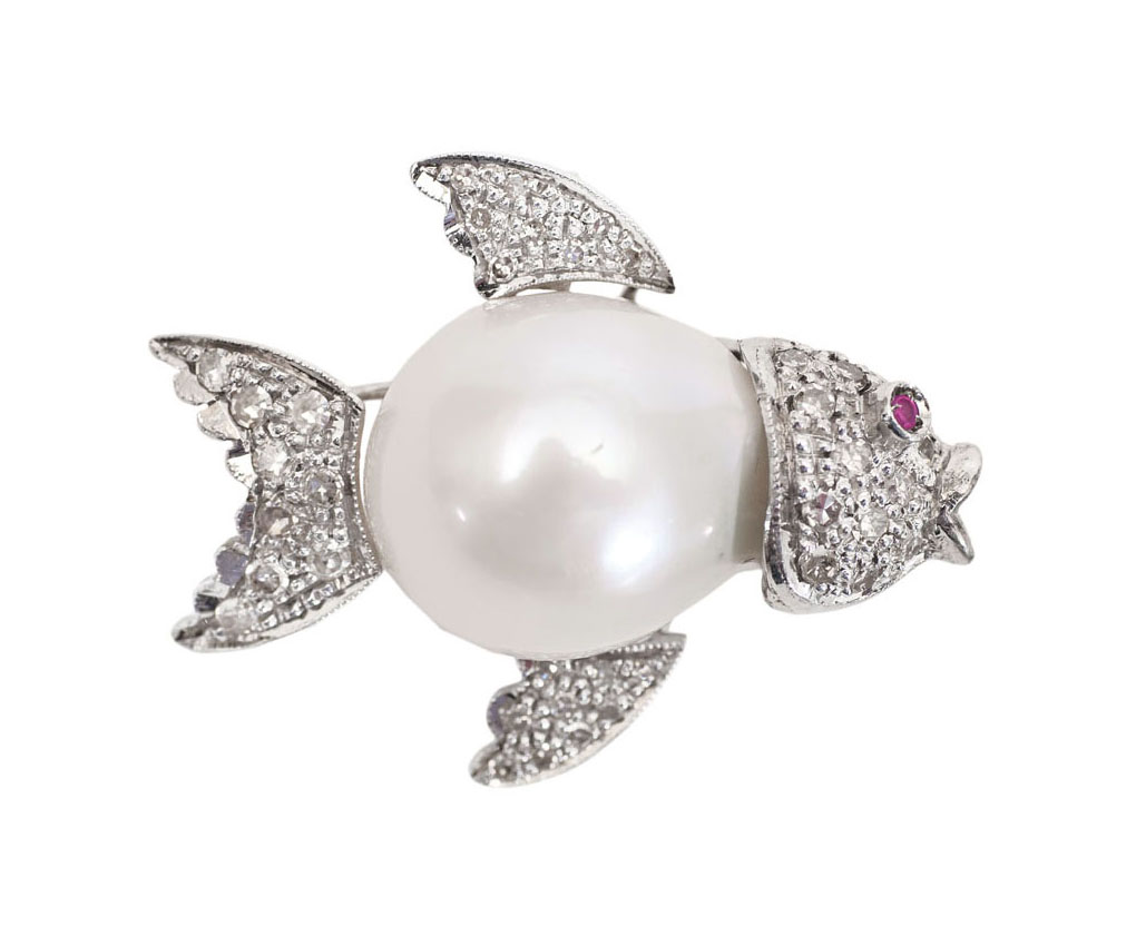 A Southsea pearl diamond pendant 'Small fish' A Southsea pearl diamond pendant 'Small fish'