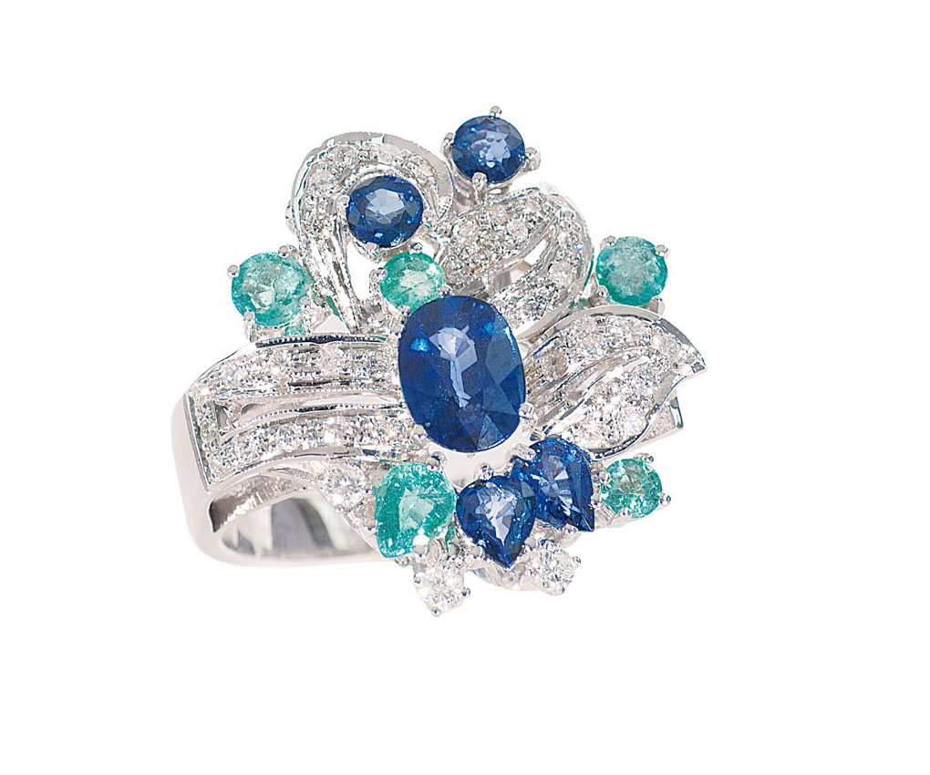 A sapphire emerald cocktailring with diamonds