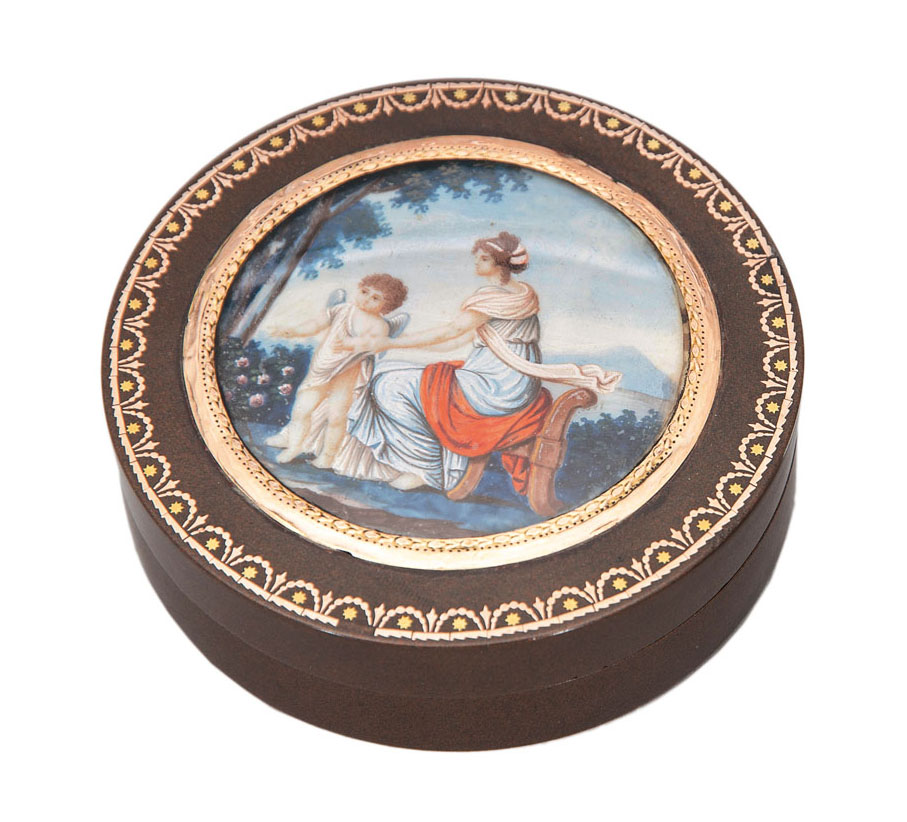 A round tortoise-lacquer box with antique scenery