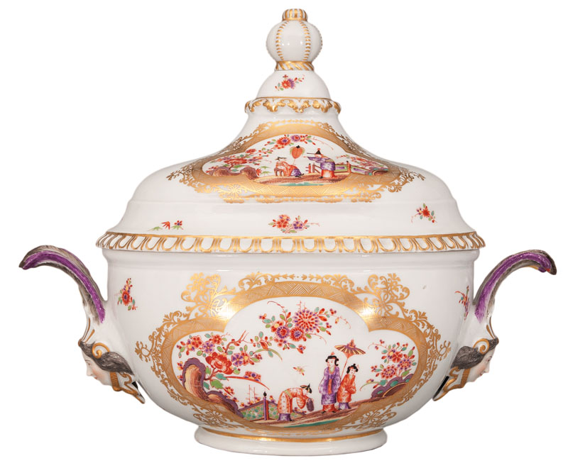 A magnificent cover tureen with chinoiseries