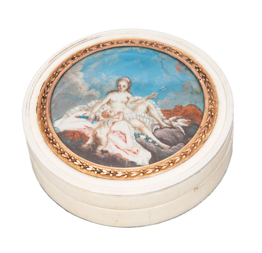 An ivory box with mythological scene 'Venus and Amor'