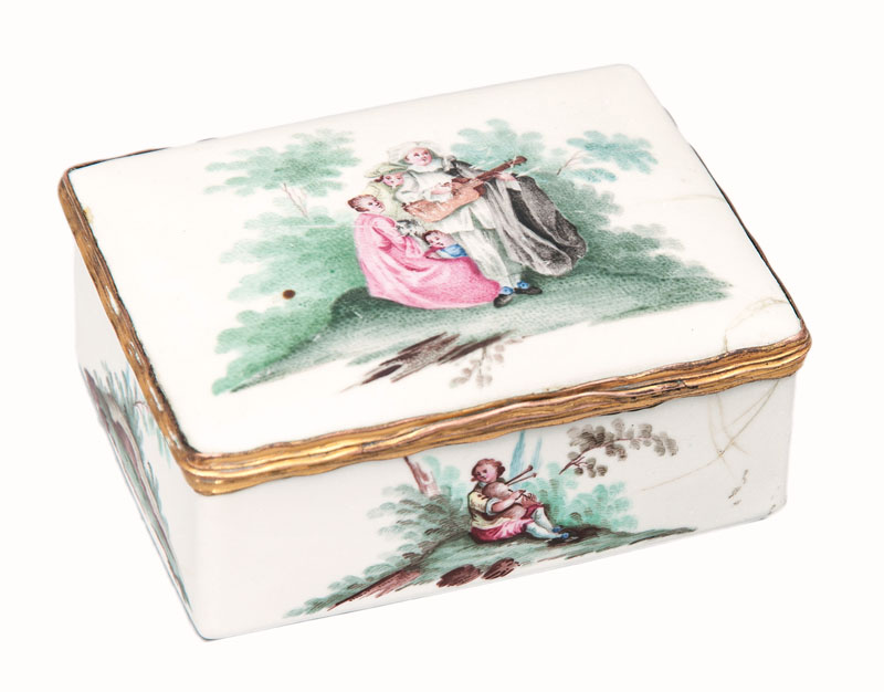 A snuff box with portrait of a stitching lady