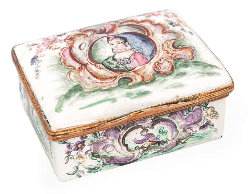 A snuff box with Rococo lady's portrait