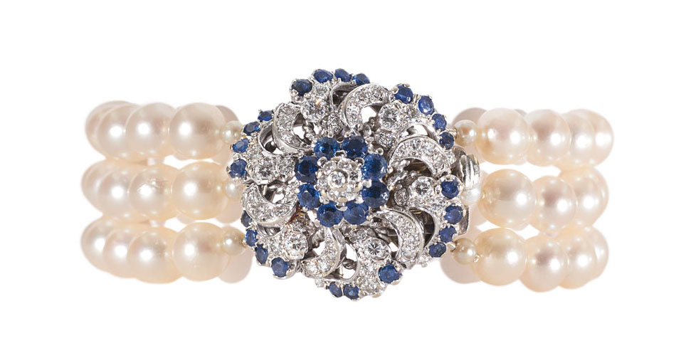 A pearl bracelet with a sapphire diamond clasp