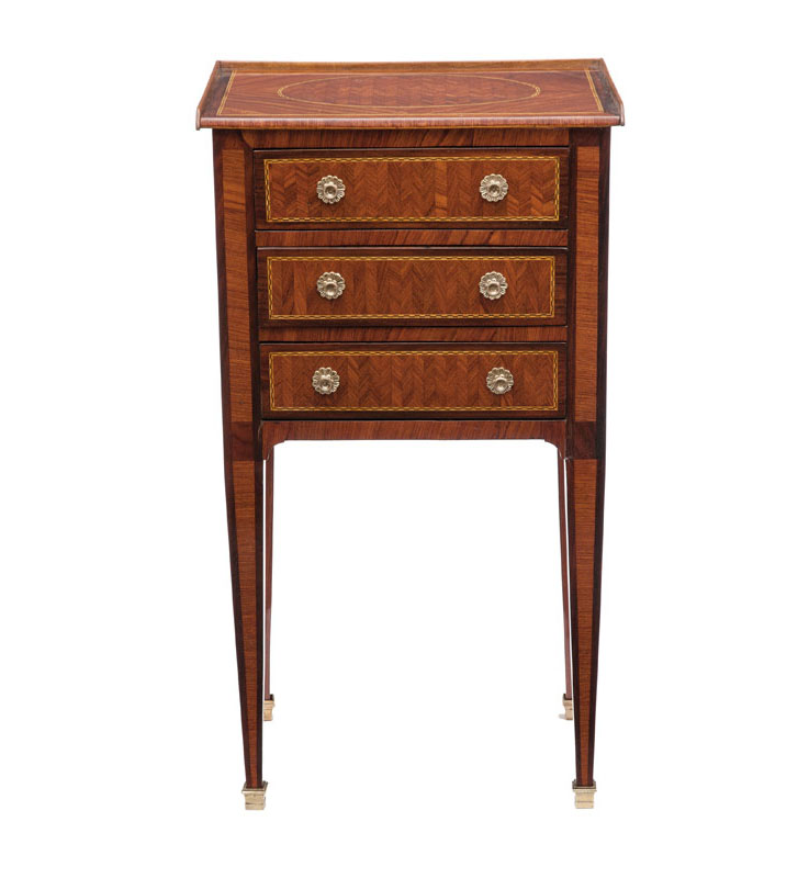 A decorativ chest of drawers