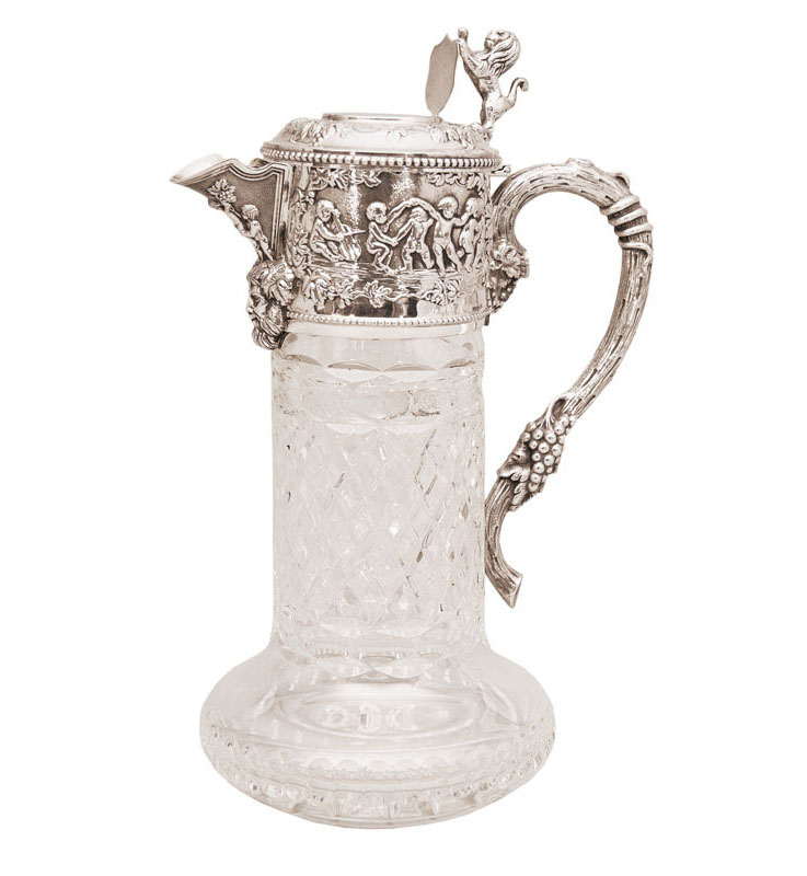 Gebrüder Deyhle, gegr. 1820 in Schwäbisch Gmünd - Wein-Karaffe mit Putten-Dekor und Bacchus-Szene Wein-Karaffe mit Putten-Dekor und Bacchus-Szene