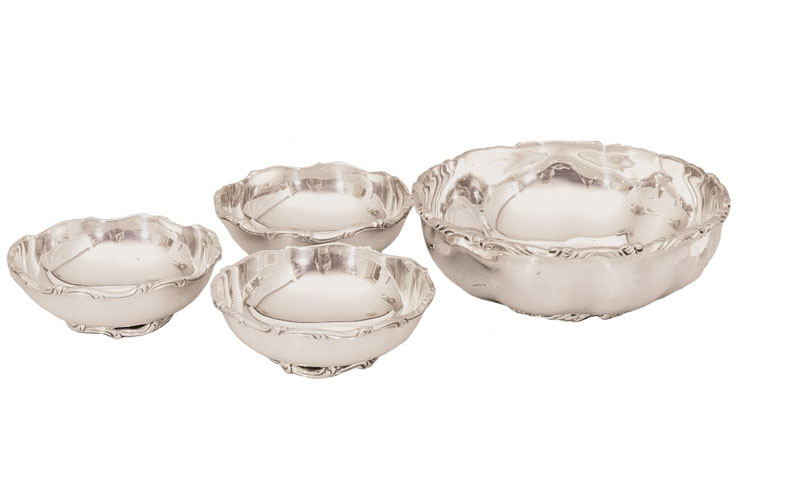 A set of 4 bowls with decorative rim