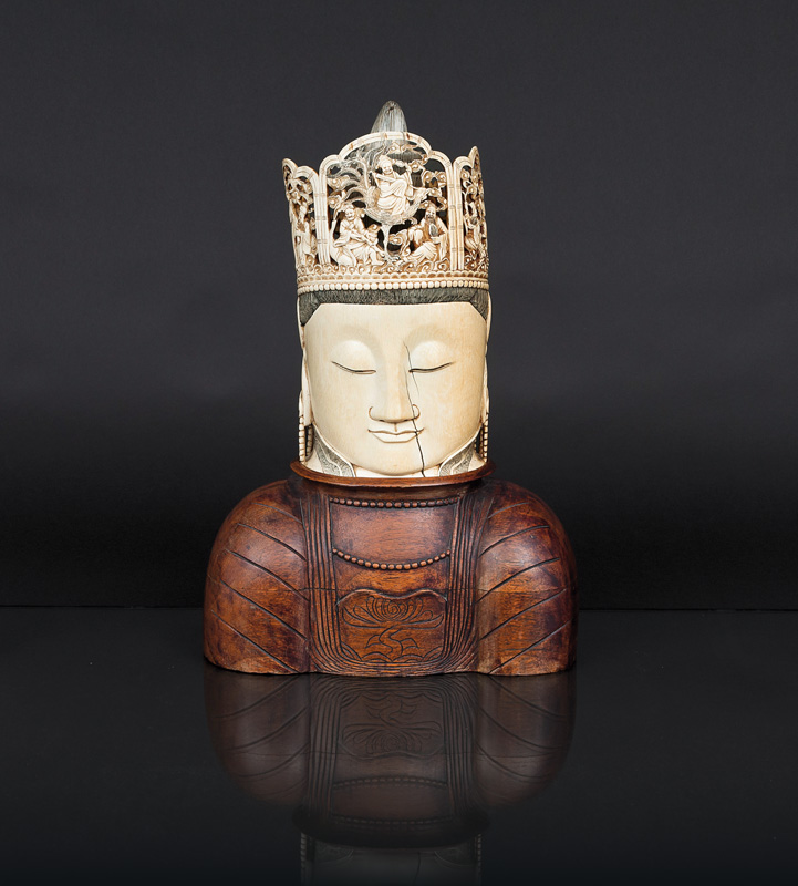 A tall ivory head 'Guanyin'
