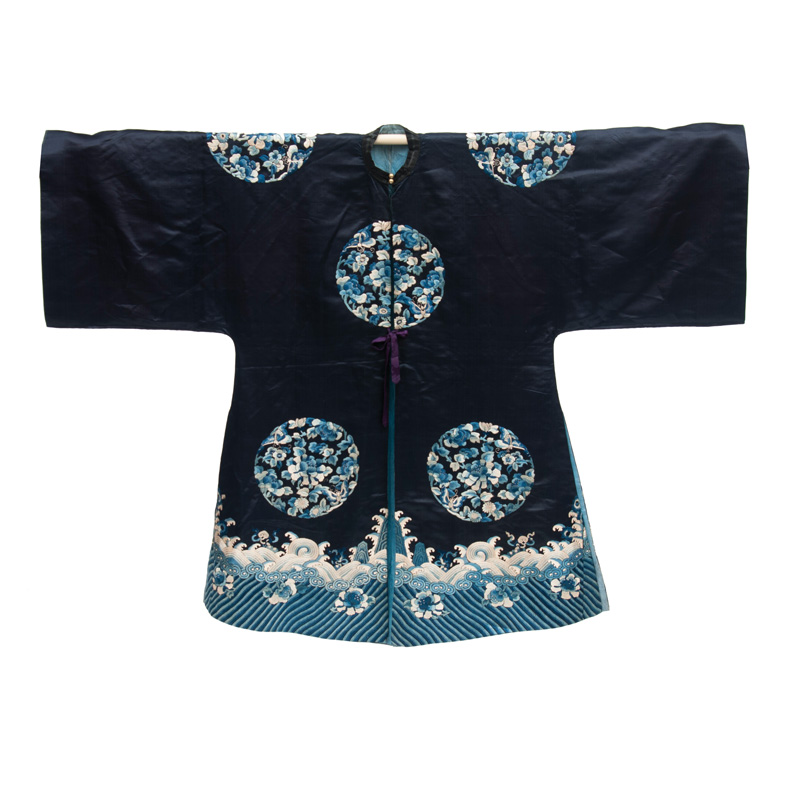A fine embroidered Manchu woman's silk coat