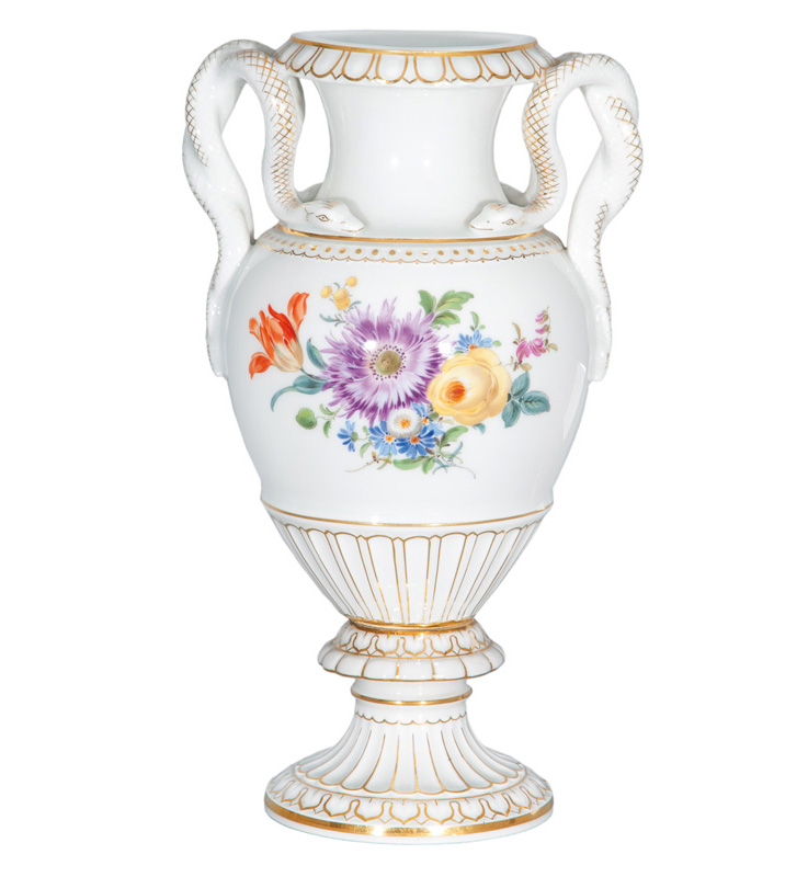 Schlangenhenkel-Vase mit Blumenmalerei