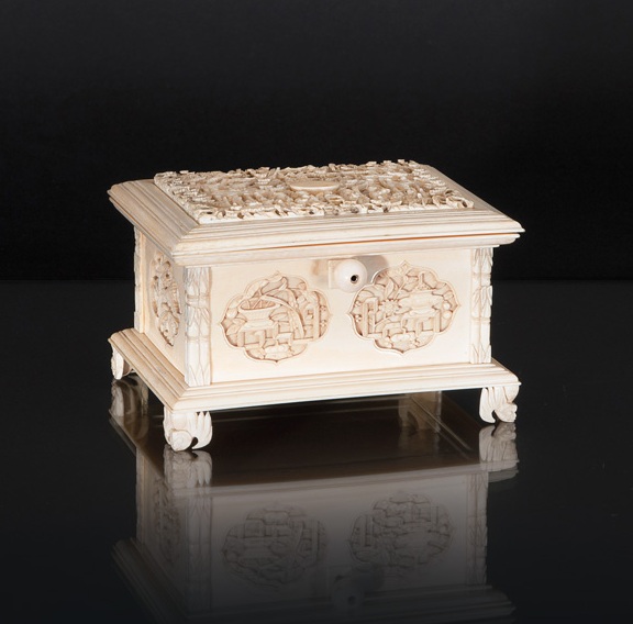 A fine Canton ivory case