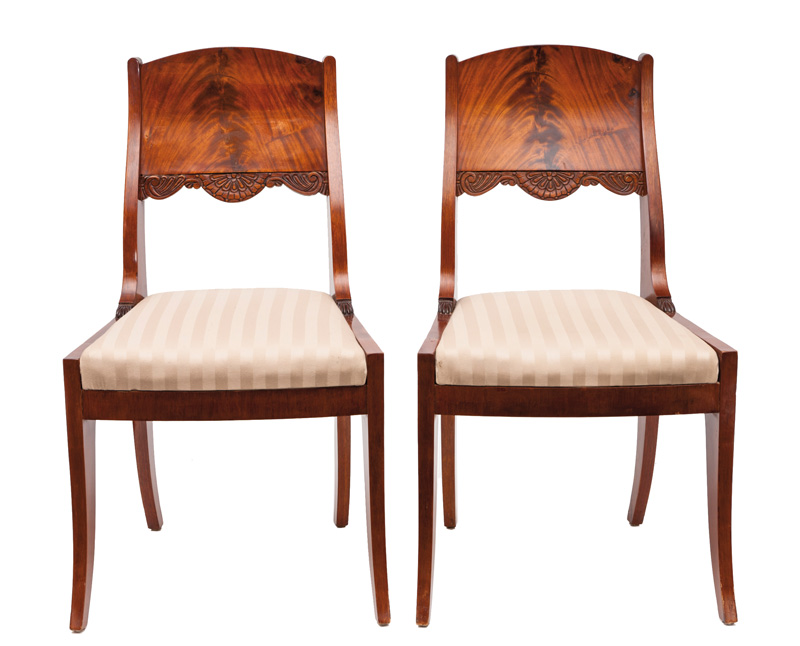 A pair of chairs