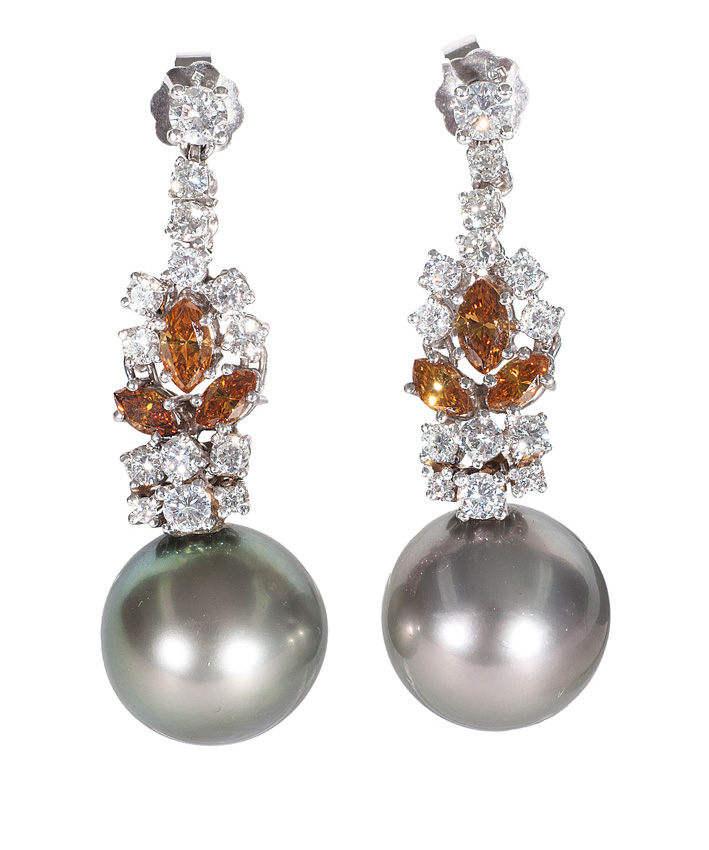 A pair of Tahiti pearl diamond earpendants