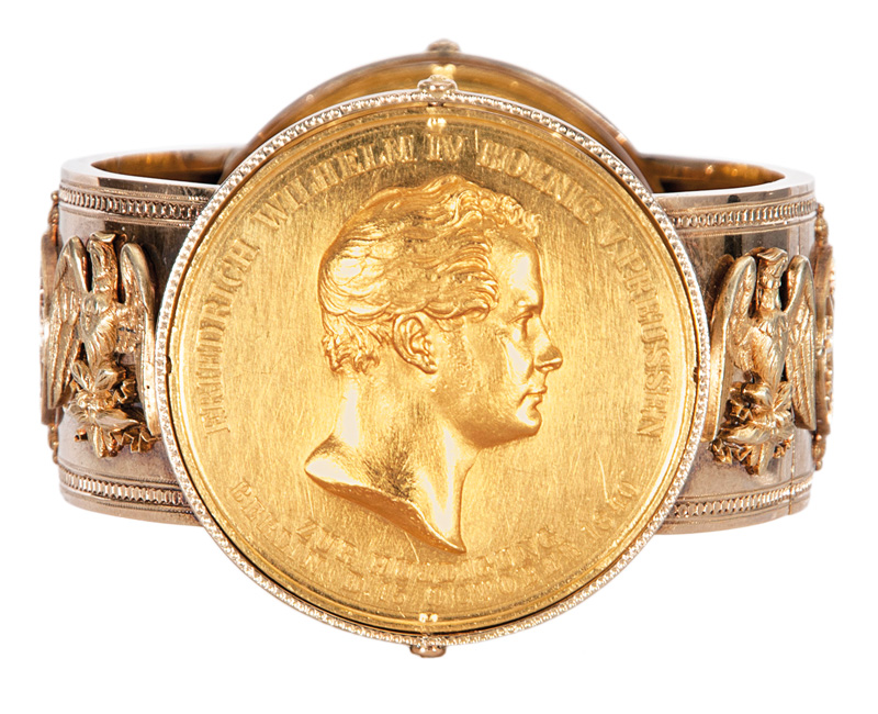 Historisch bedeutender Goldarmreif aus dem Besitz Kaiser Wilhelms II. und Prinzessin Hermine Reuß mit preußischen Gedenkmünzen - Bild 2