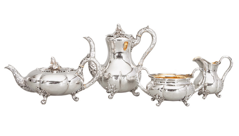 Karl Nikols und Plinke, Meisterwerkstätte 1829-1898 - A Russian parcel-gilded coffee and teaservice with fine decor of oak leaves A Russian parcel-gilded coffee and teaservice with fine decor of oak leaves