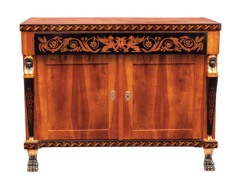 Biedermeier-Kommode mit Schwarzlotmalerei und Karyatiden-Pilastern Biedermeier-Kommode mit Schwarzlotmalerei und Karyatiden-Pilastern