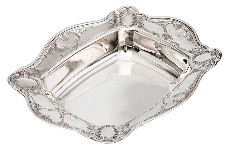Whiting Manufacturing Company, gegr. 1866 in Massachusetts - A serving bowl in the style of Baroque A serving bowl in the style of Baroque