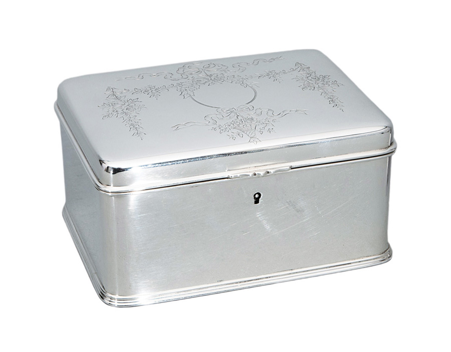 A fine jewellery case with engraved decor