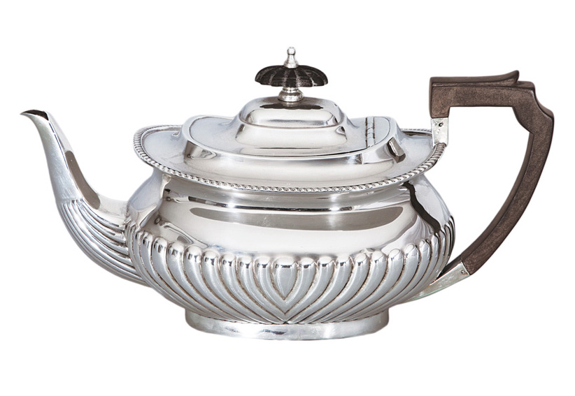 Henry Atkin/Atkin Brothers, reg. 1841 - Große Teekanne mit Godronen-Dekor Große Teekanne mit Godronen-Dekor