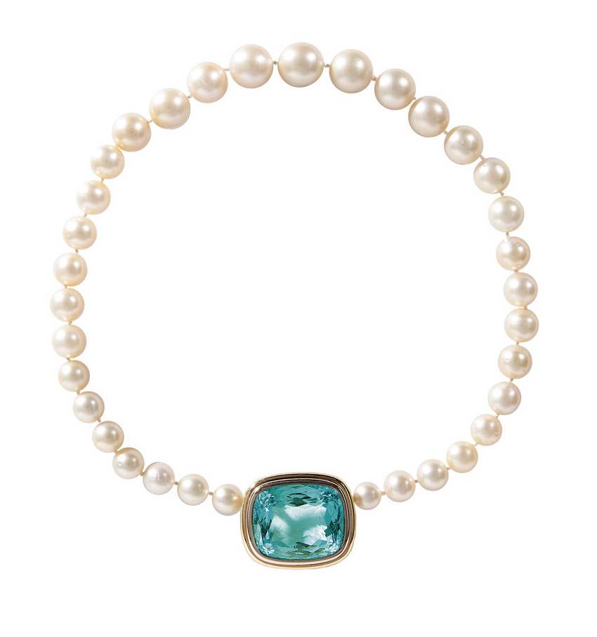 A necklace set with Southsea pearl necklace and splendid aquamarin clasp