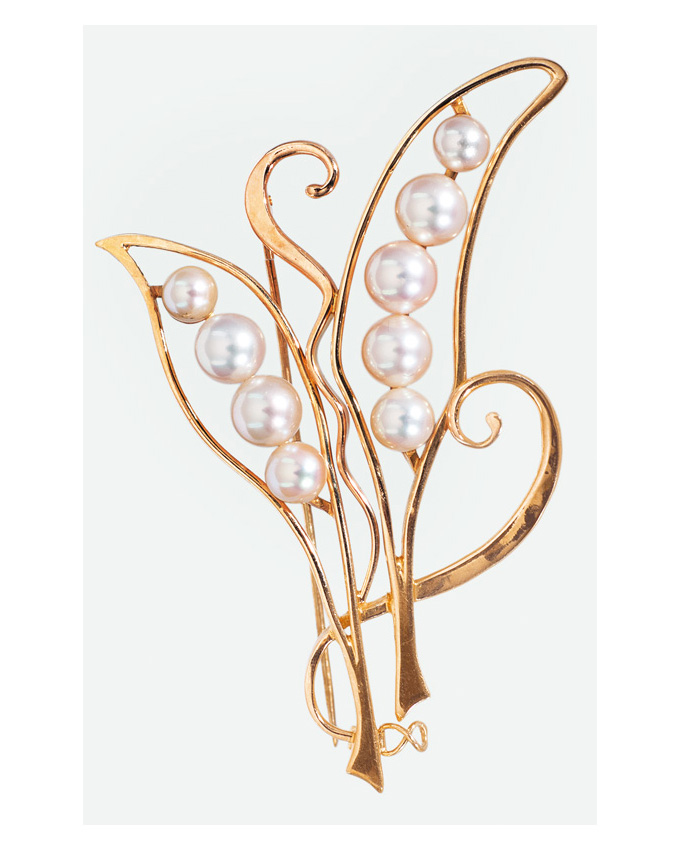 A golden brooch with pearls