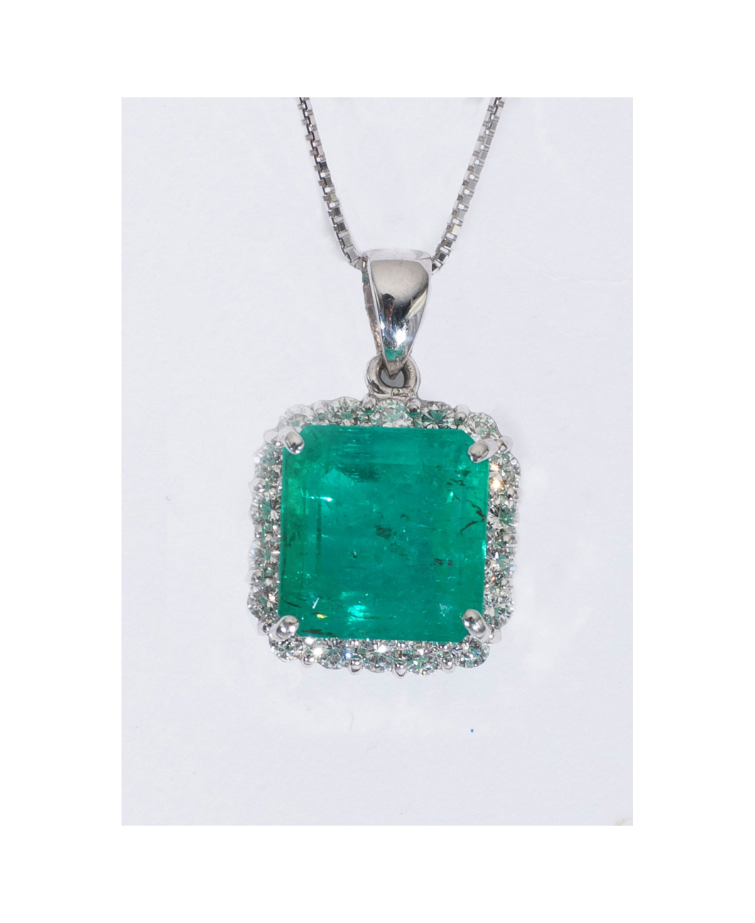 An emerald diamond pendant with necklace