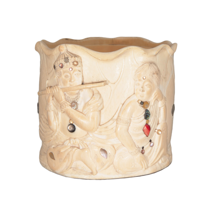 Kleiner Elbenbein-Becher mit figürlichem Relief Kleiner Elbenbein-Becher mit figürlichem Relief