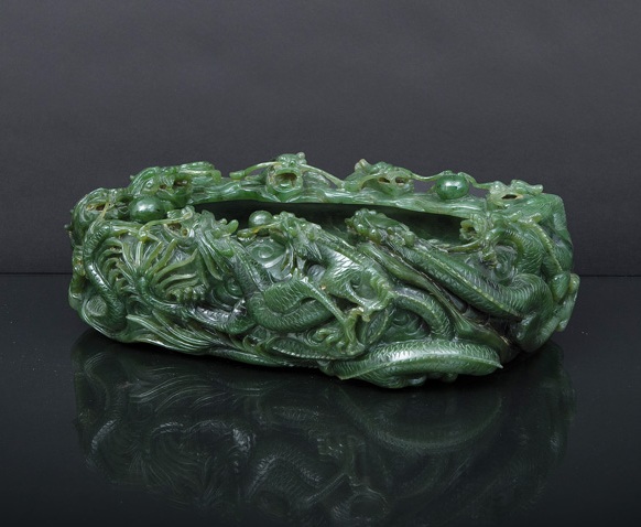 Opulente und außergewöhnlich große, spinatgrüne Jade-Schale mit plastischem Drachen-Dekor
