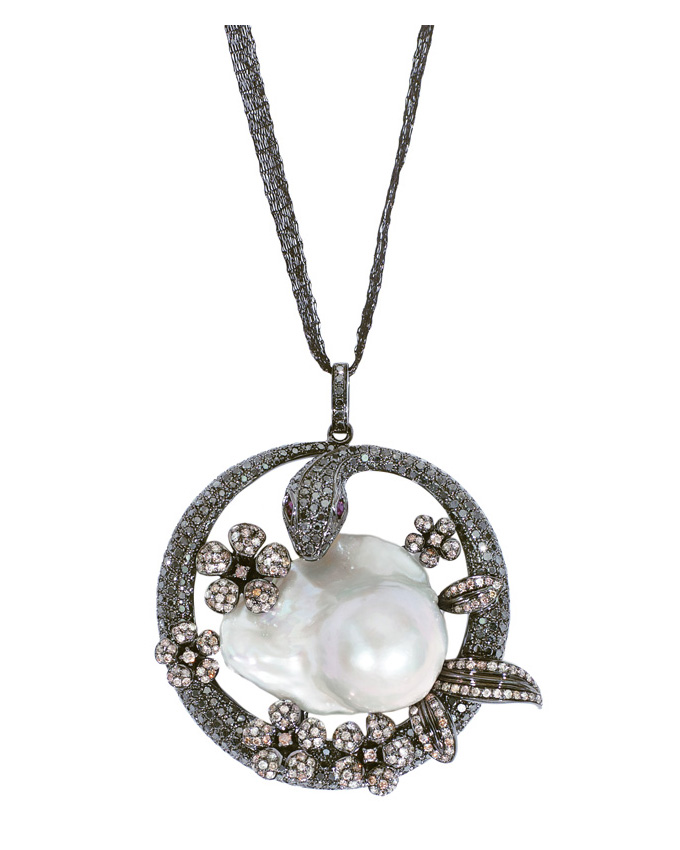 A pearl diamond pendant