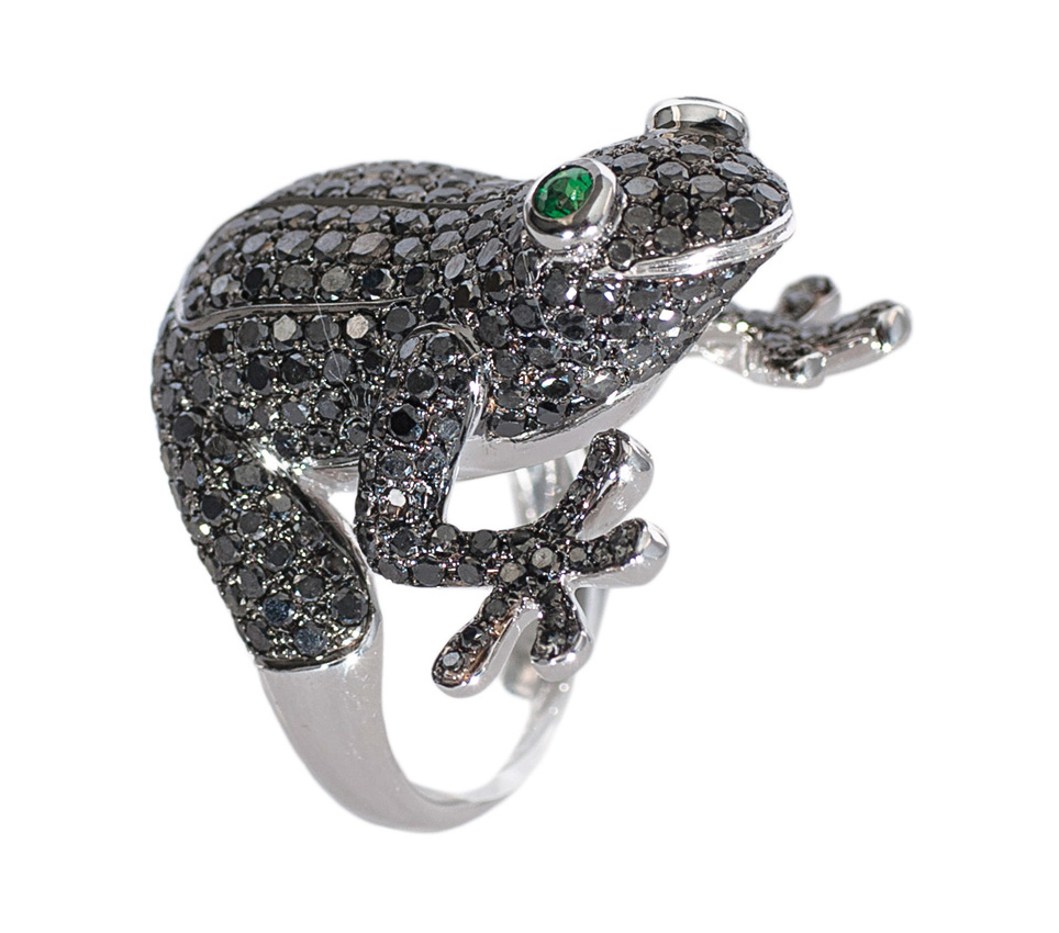 A diamond cocktailring in shape of a frog