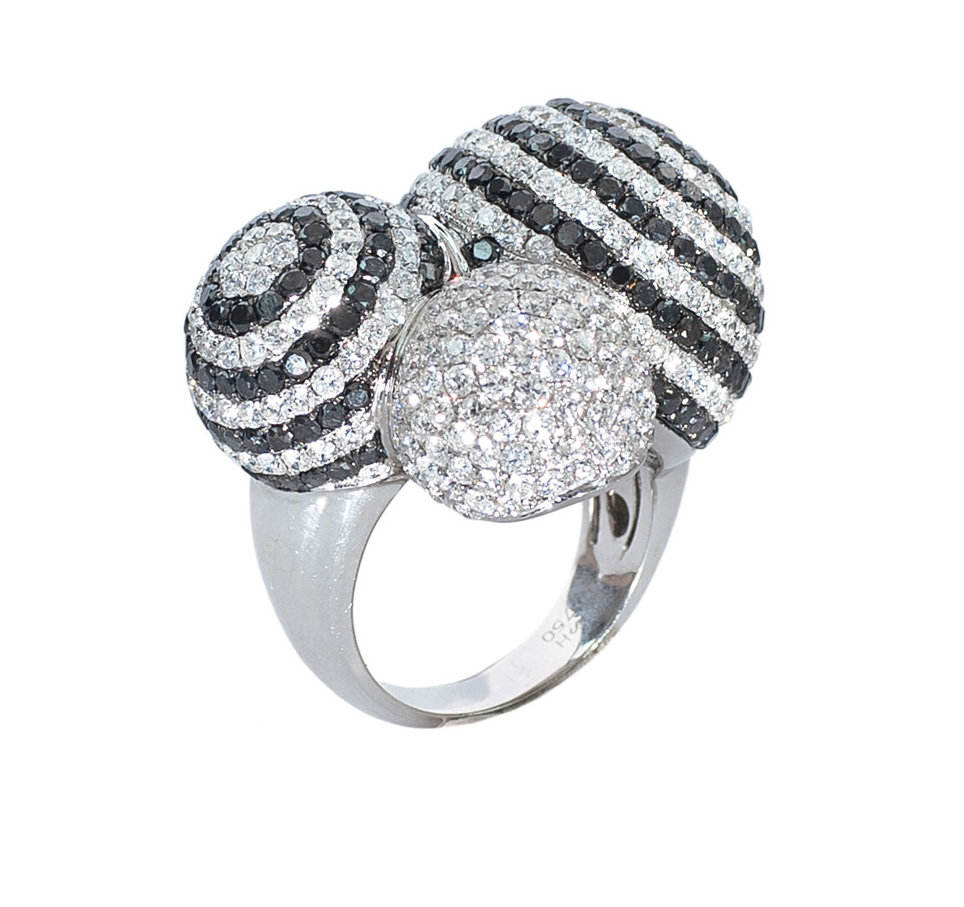 A modern diamond ring A modern diamond ring