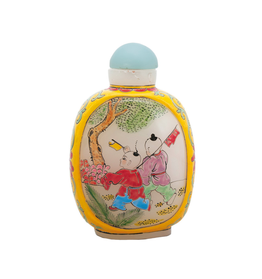 A snuffbottle with playing children