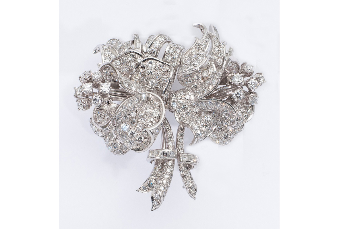 A diamond flowershape clip brooch