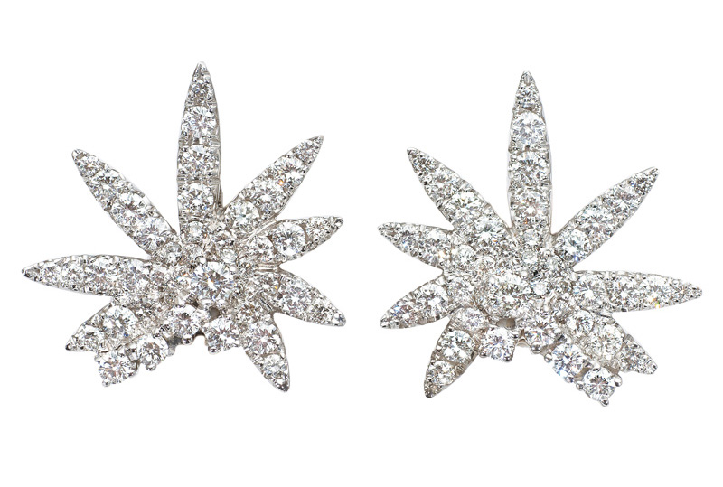 A pair of diamond earring in star shape