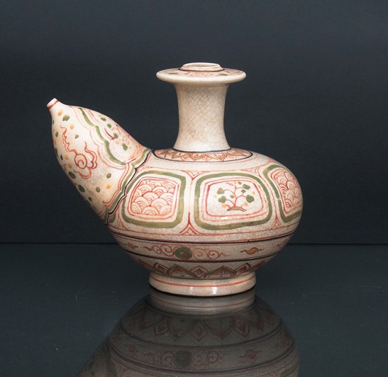 A rare Kendi with red-green decoration
