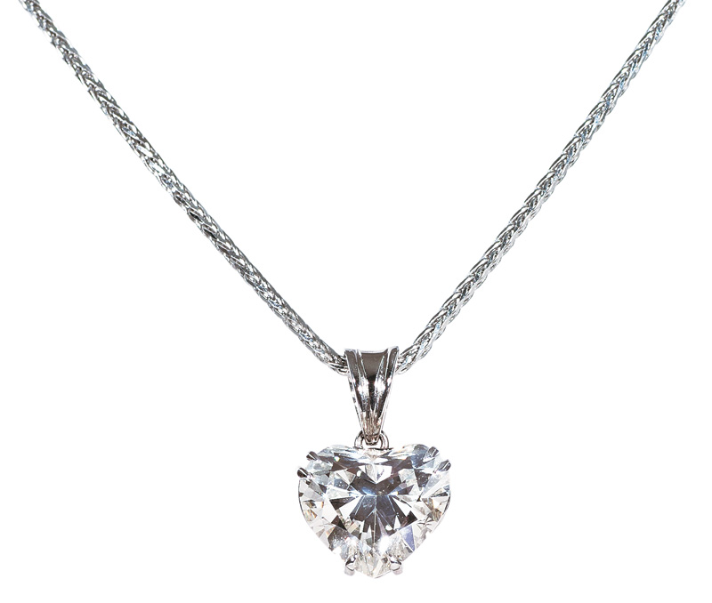A highquality diamond heart pendant with necklace