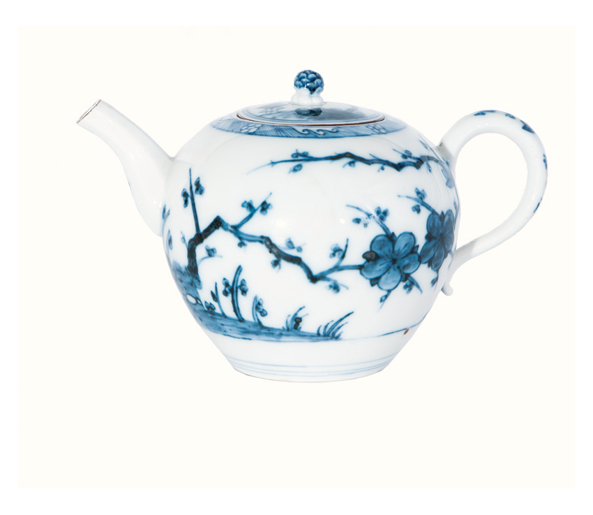 Seltene Teekanne mit Blaumalerei nach Arita-Vorbild