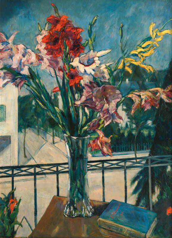 Vase mit Gladiolen auf einem Balkon