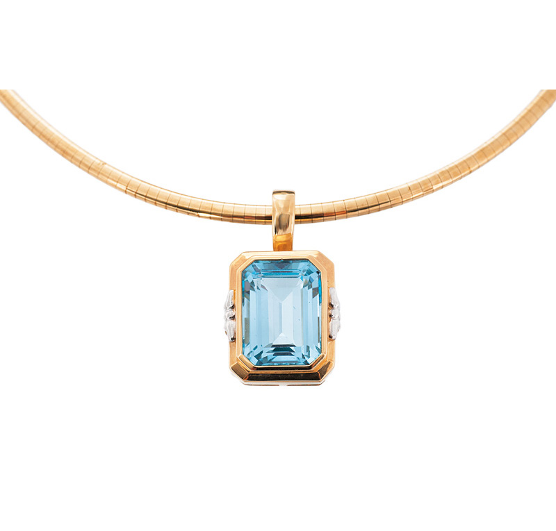A topaz jewellery set with necklace and ring