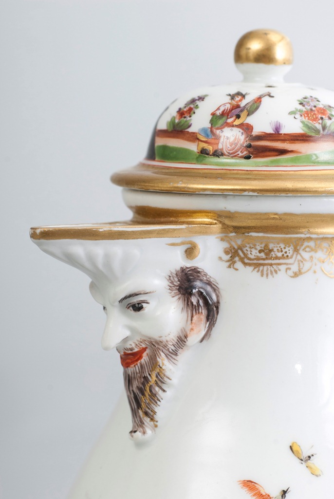A rich mascaron coffee pot with Chinoiserie scenes after Johann Gregorius Hoeroldt - image 3
