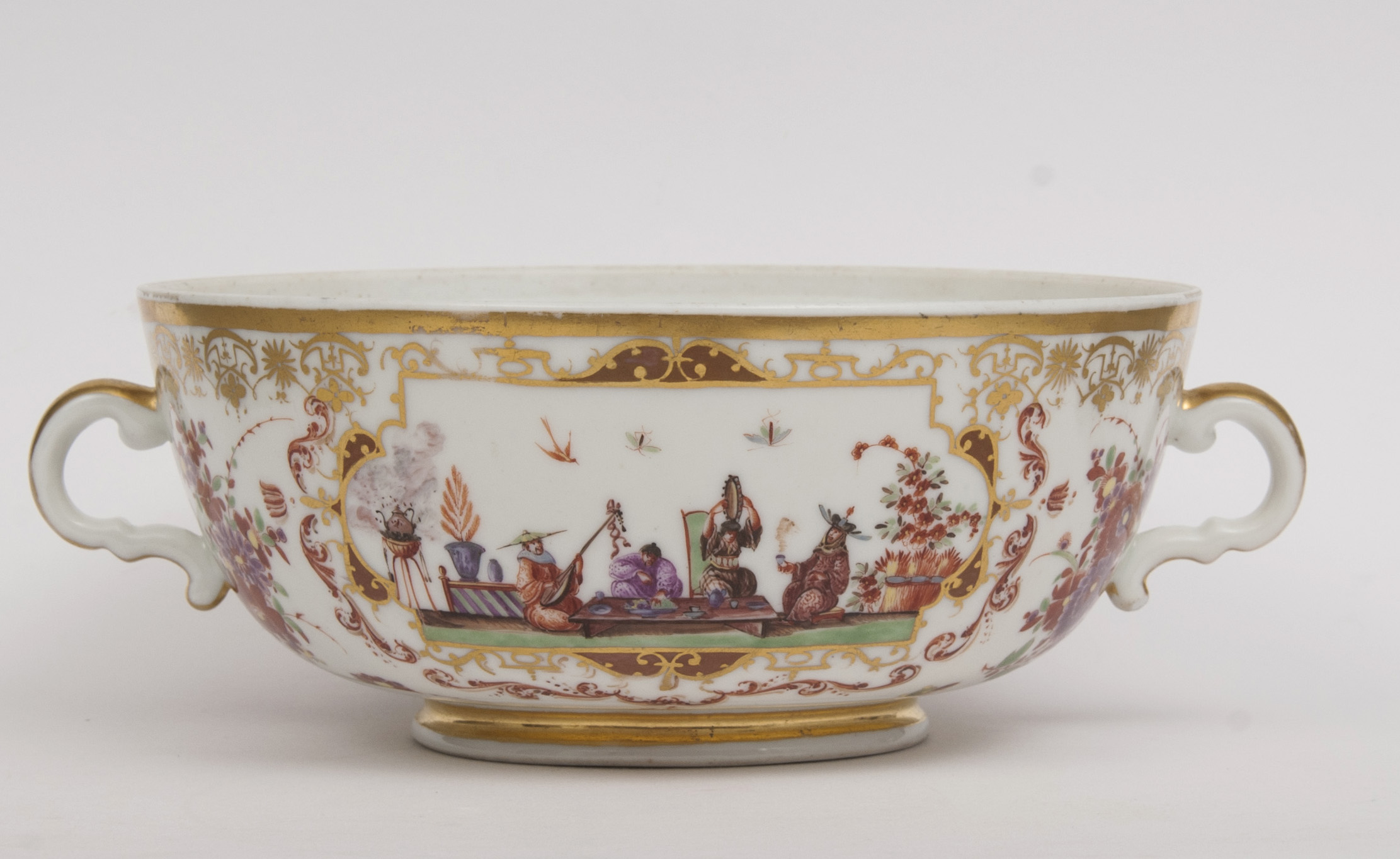 A rare two-handled bowl with Chinoiserie scenes after Johann Gregorius Höroldt - image 2