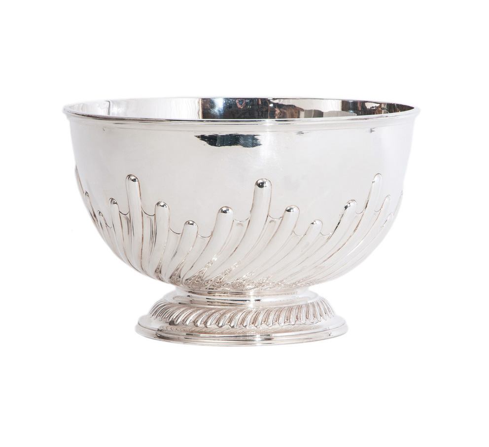 An opulent champagner bowl