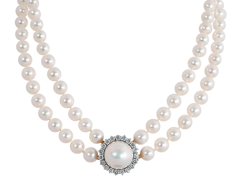 A fine pearl necklace with mabé-pearl diamond clasp