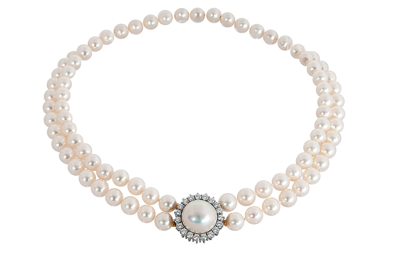 A fine pearl necklace with mabé-pearl diamond clasp - image 2