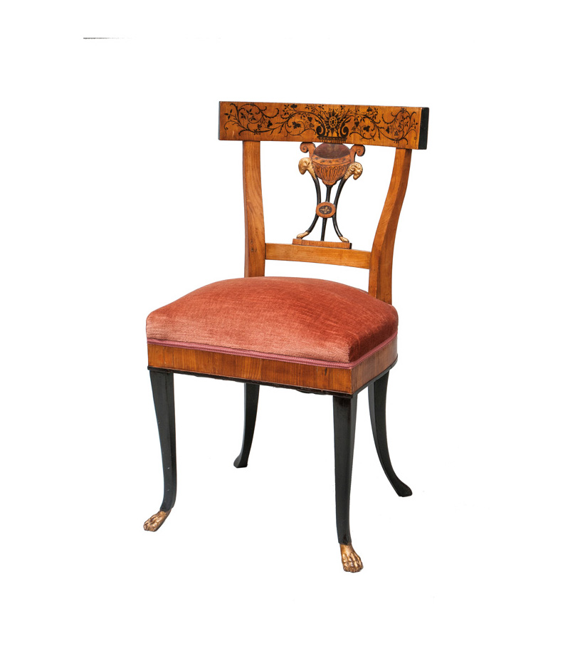 Seltener Biedermeier-Stuhl mit Widderköpfen und Schwarzlotmalerei