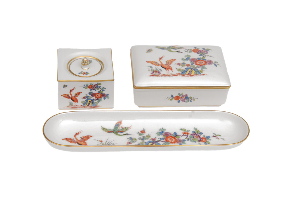 A Kakiemon writing set with cranes